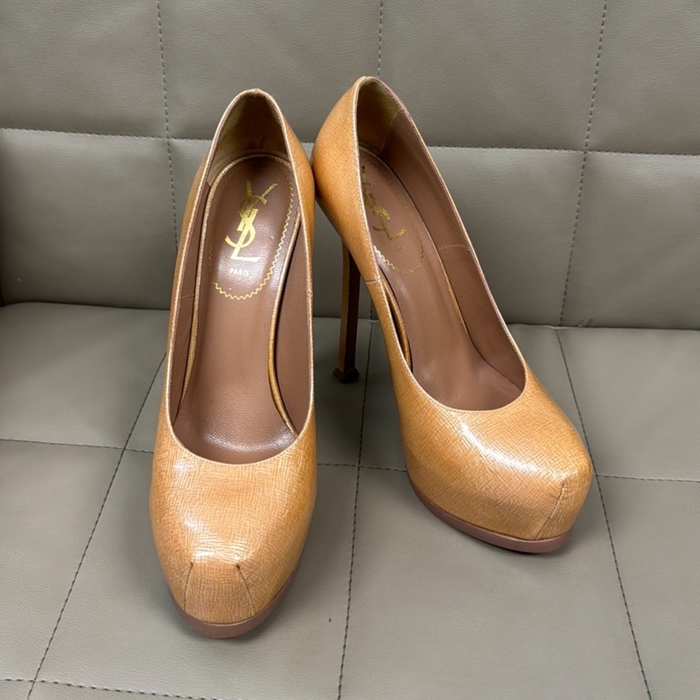 YSL pump heel